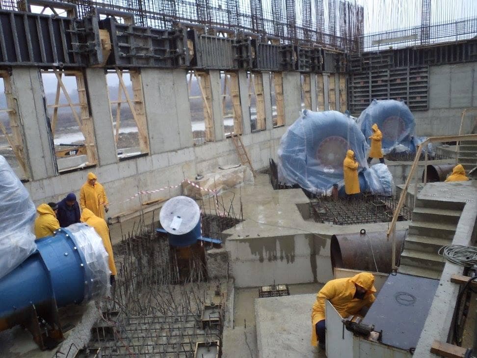 Aphaia Romania gas turbines with oil tanks and exhaust systems